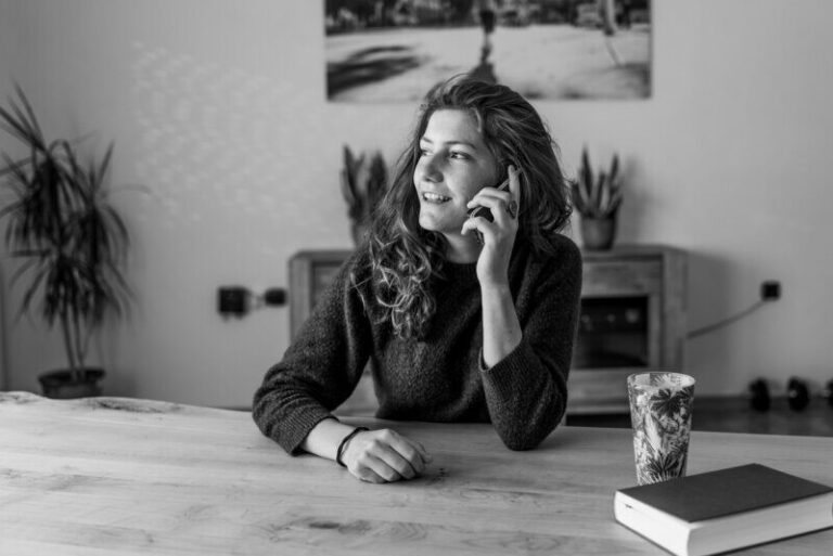 Analiza razgovora: kako telefoni i razgovori produbljuju međuljudske veze uz osmeh.