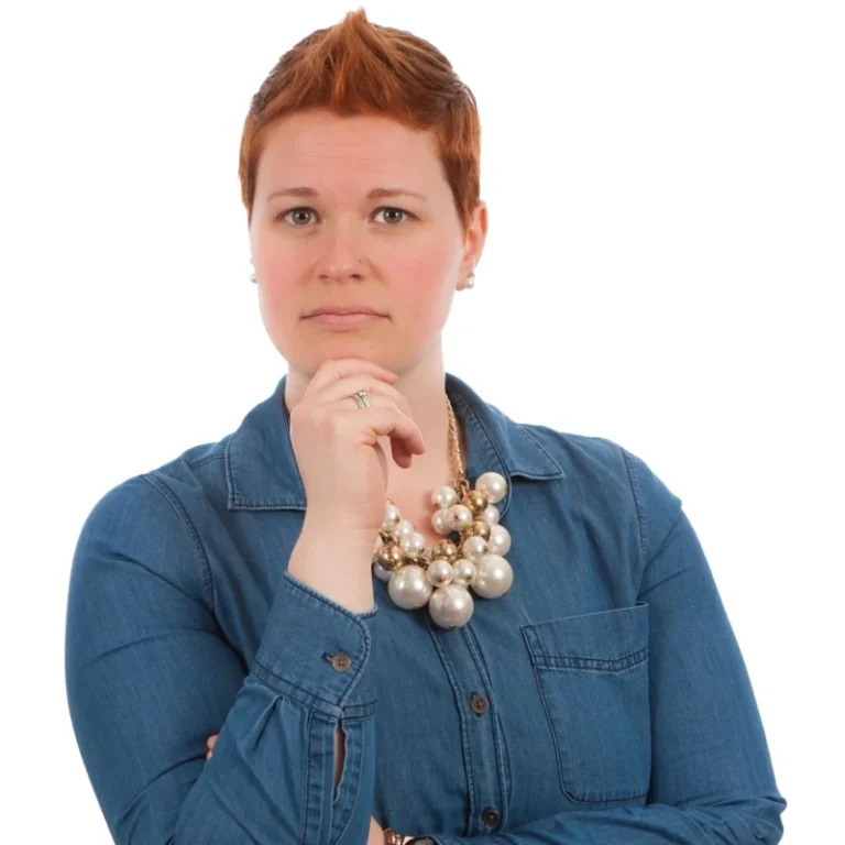 Žena sa belom pozadinom drži ruku na bradi u poziciji zamišljenosti dok razmišlja o svojim emocijama
