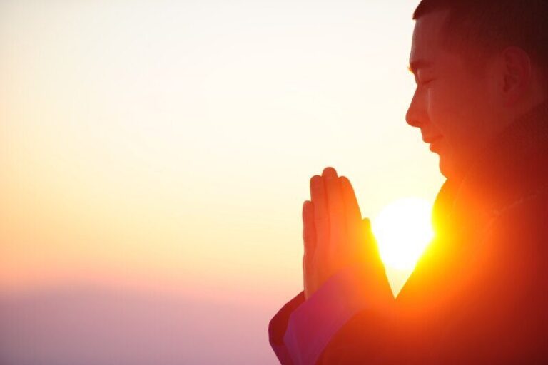 Meditacija na otvorenom pri izlasku sunca za zdravlje i iskrene odnose.