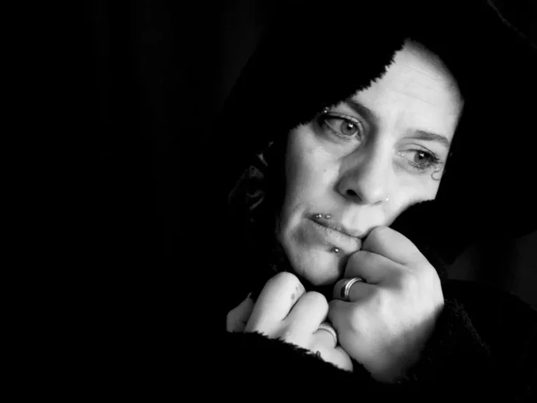 Portret zamišljene žene sa tugom u očima, koja deluje usamljeno i zabrinuto