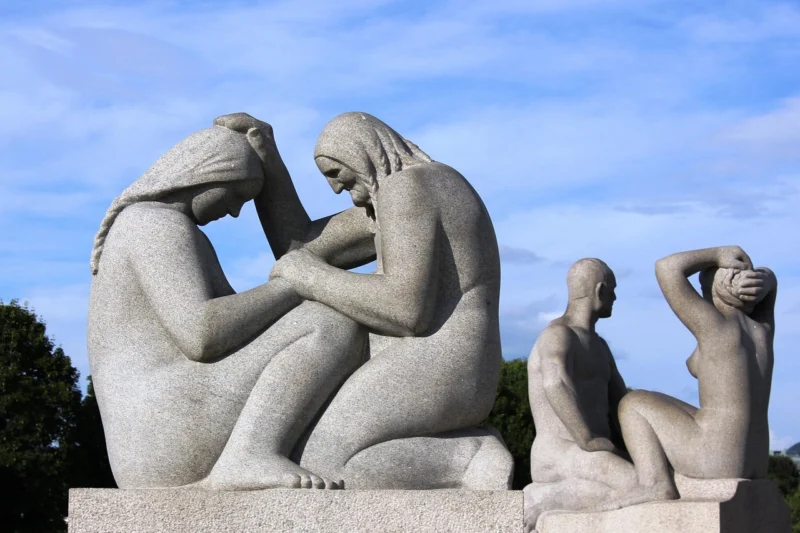 Skulpture starije i mlađe žene u Oslu koje simbolizuju davanje saveta i međuljudske odnose